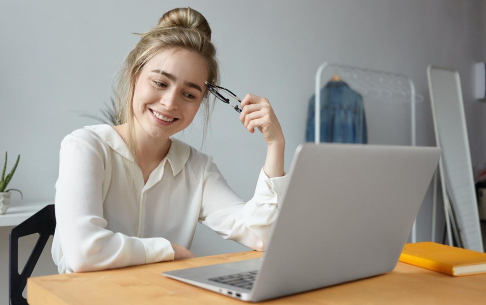 Graphiques et données financières montrant l'évolution d'un budget