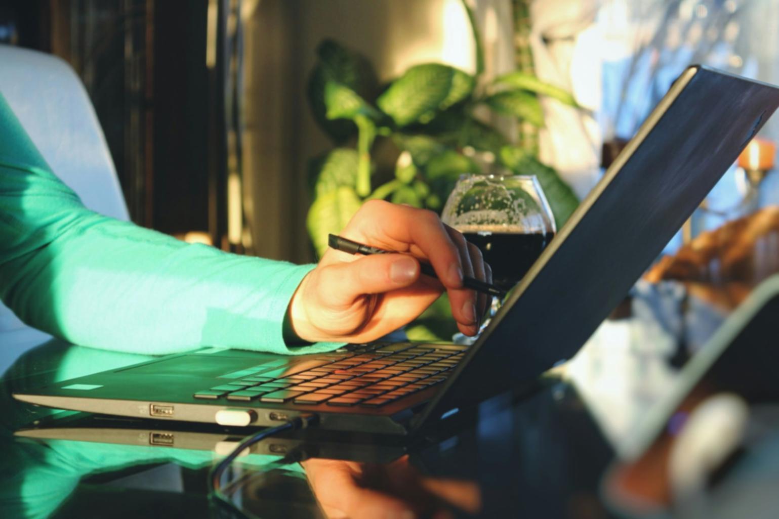 Réunion de partenaires financiers discutant des stratégies de budgétisation