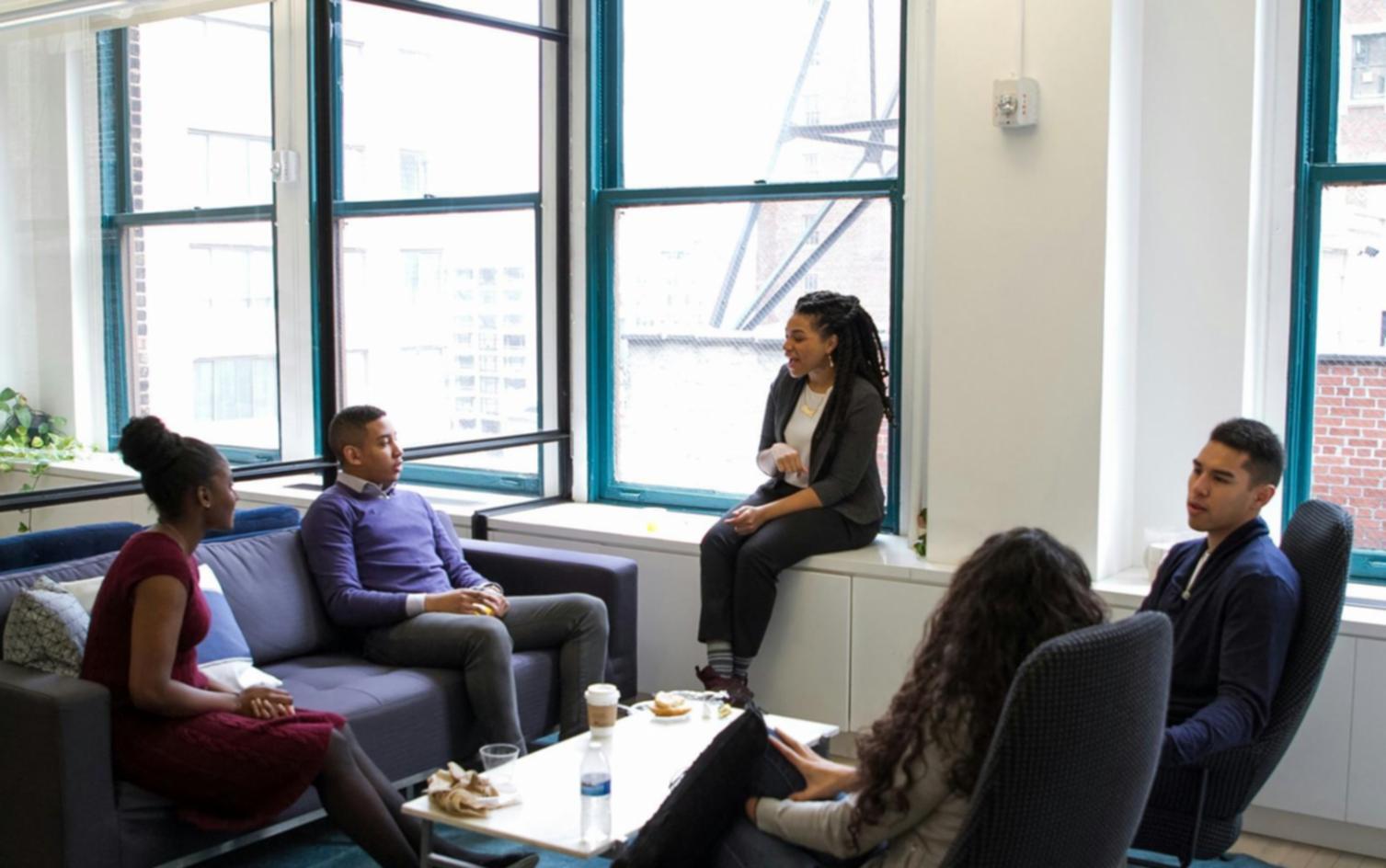 Personne organisant ses finances avec des documents et une calculatrice